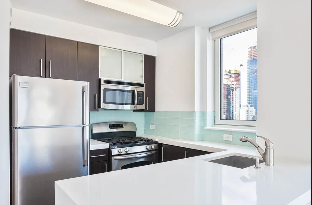 350 West 37th Street - Photo 1