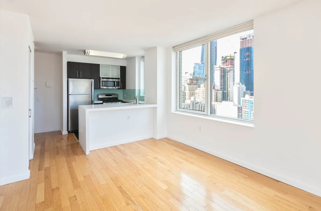 350 West 37th Street - Photo 2