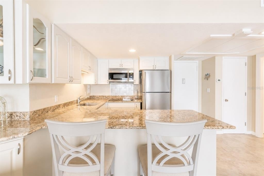 880 Mandalay Avenue - Photo 10