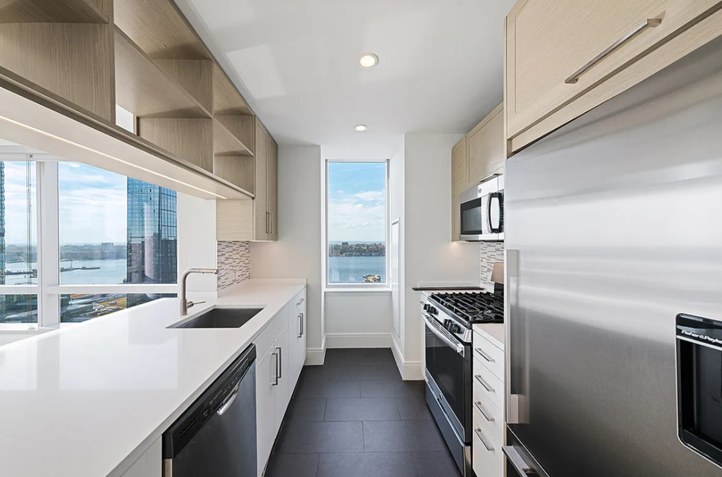 555 10th Avenue - Photo 2