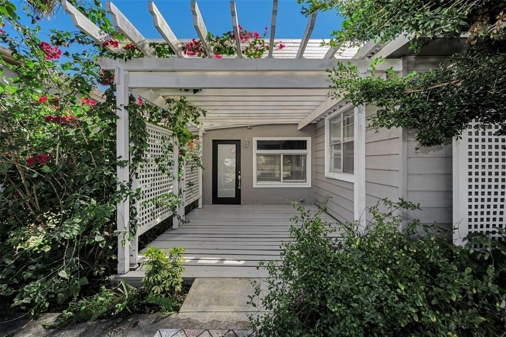 1122 E Oakwood Street - Photo 0