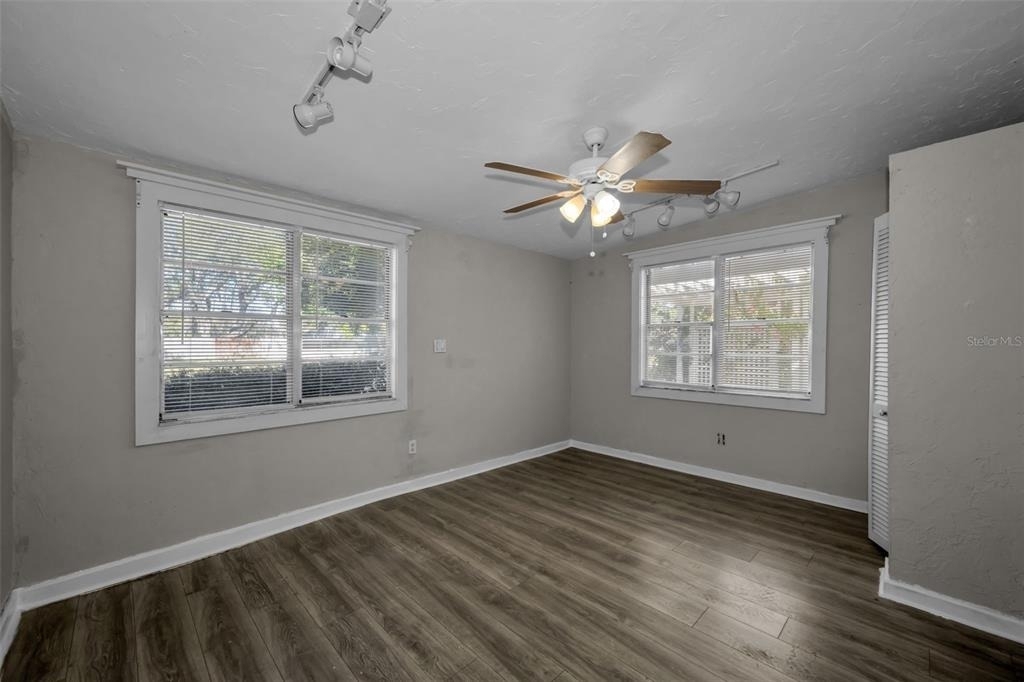 1122 E Oakwood Street - Photo 9