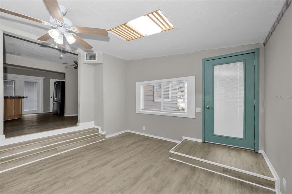 1122 E Oakwood Street - Photo 2