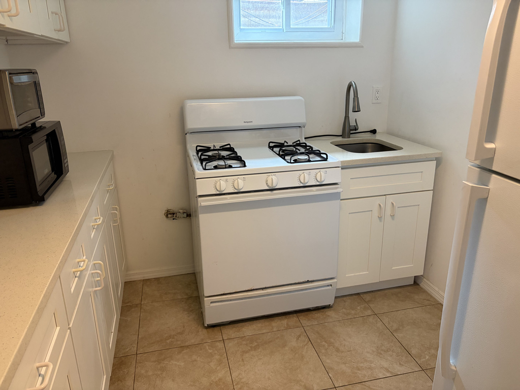 81-11 Utopia Parkway - Photo 12