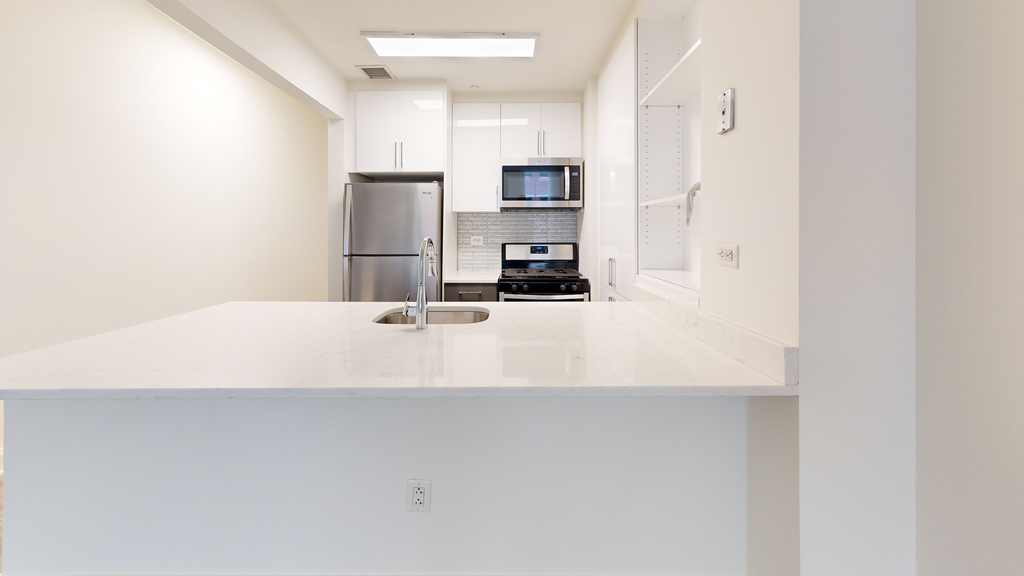 10 Hanover Square - Photo 1