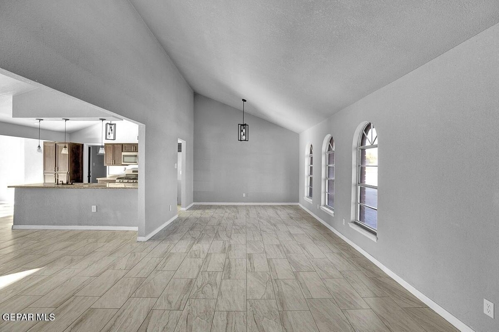 3709 Roslyn Drive - Photo 3