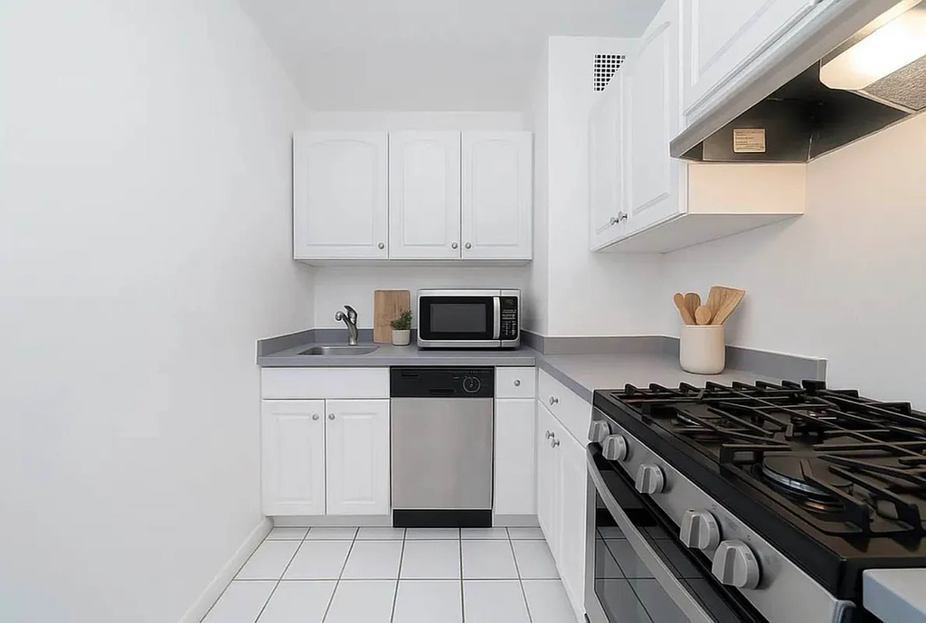 236 East 36th Street - Photo 2