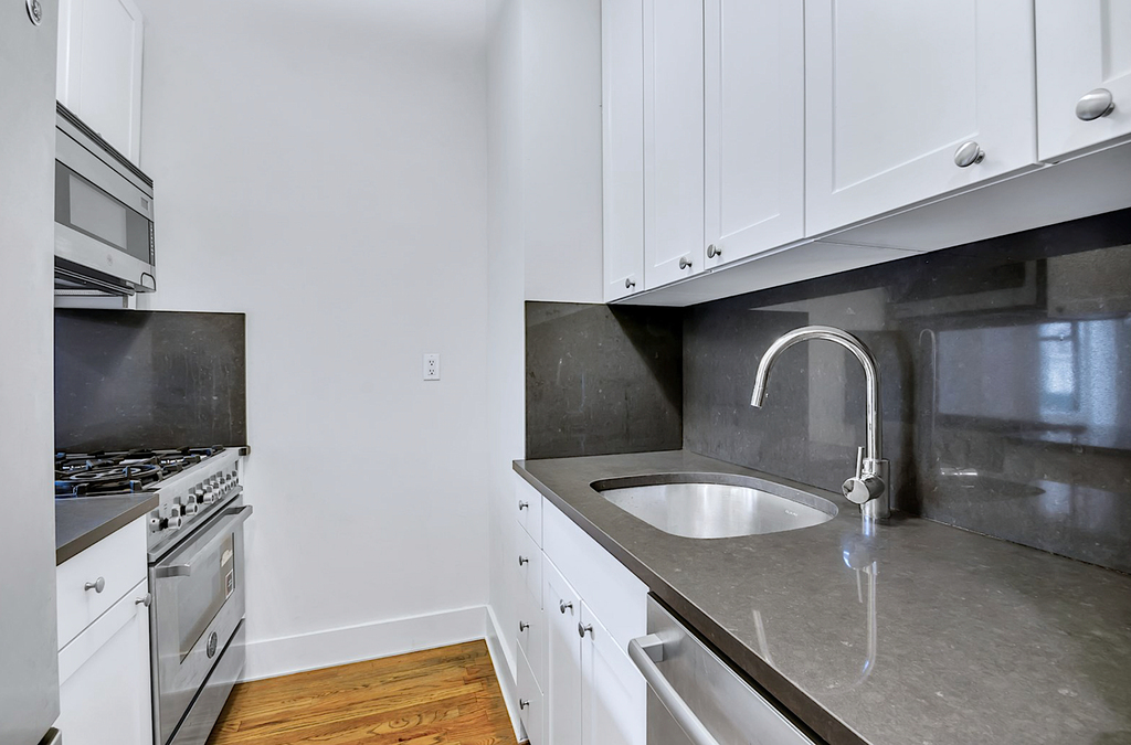 Madison Avenue - Photo 1