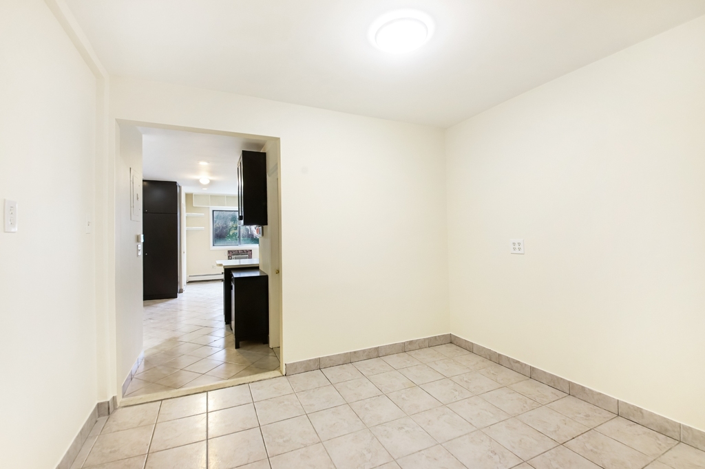 11-55 Welling Court - Photo 5