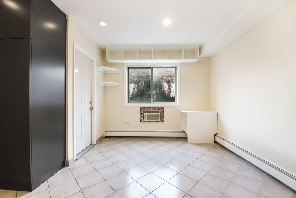 11-55 Welling Court - Photo 2