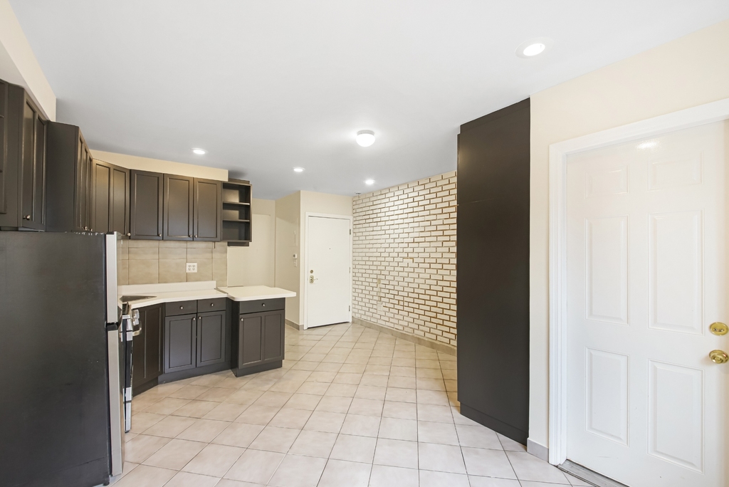 11-55 Welling Court - Photo 1