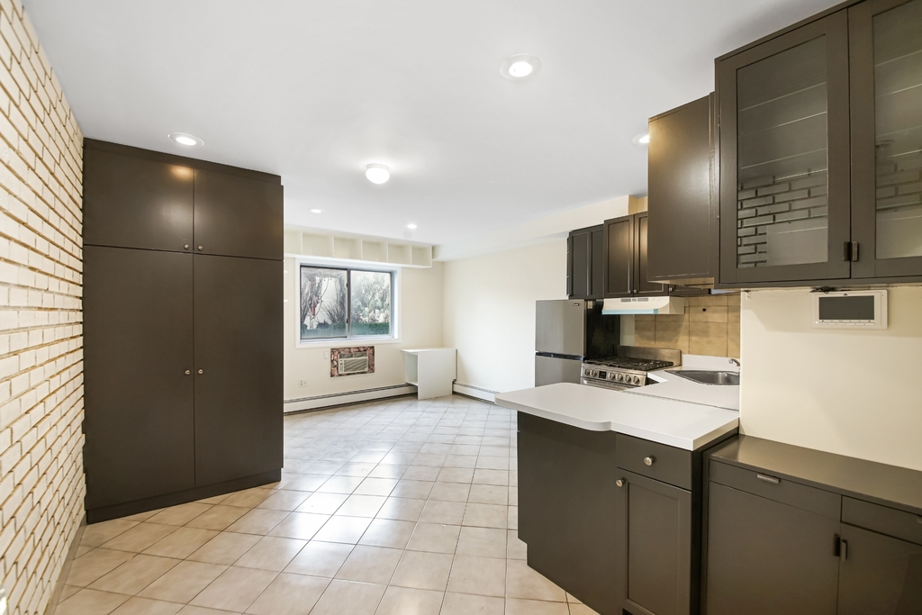 11-55 Welling Court - Photo 3
