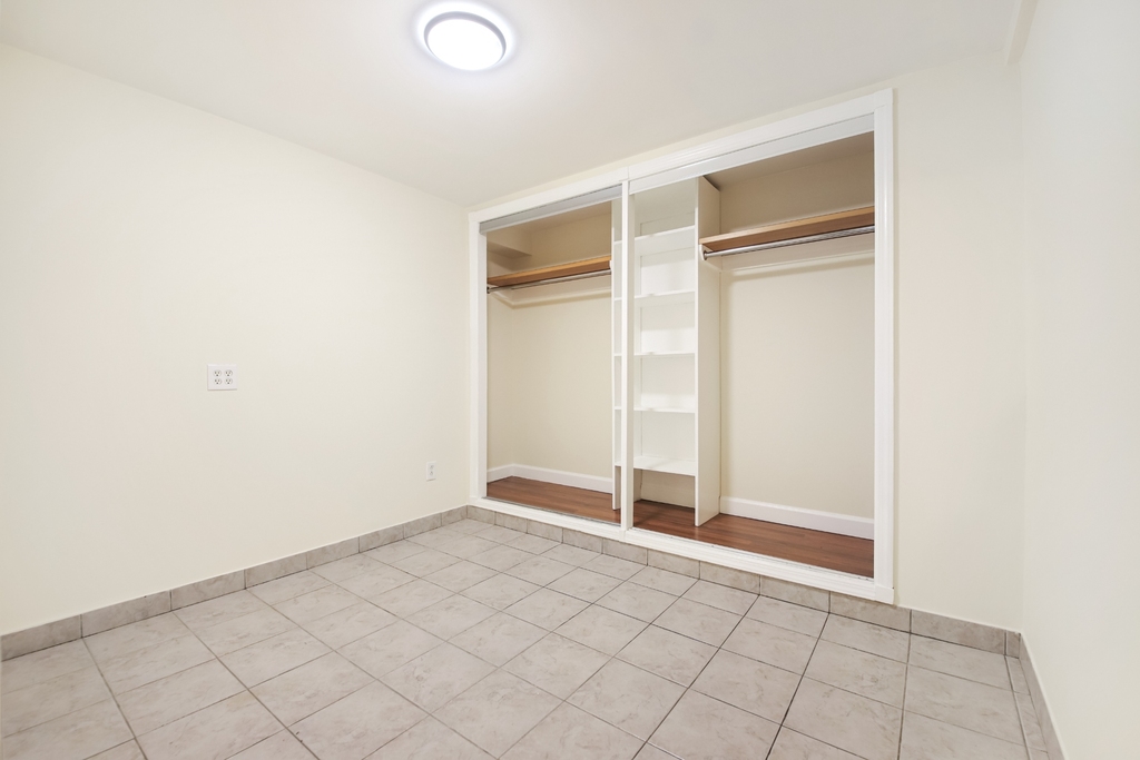 11-55 Welling Court - Photo 4
