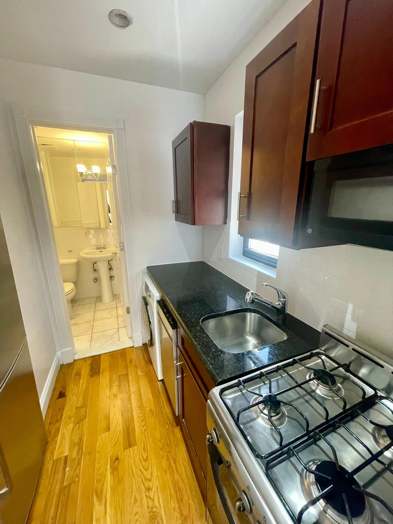 140 East 46th Street, Midtown East - Photo 9