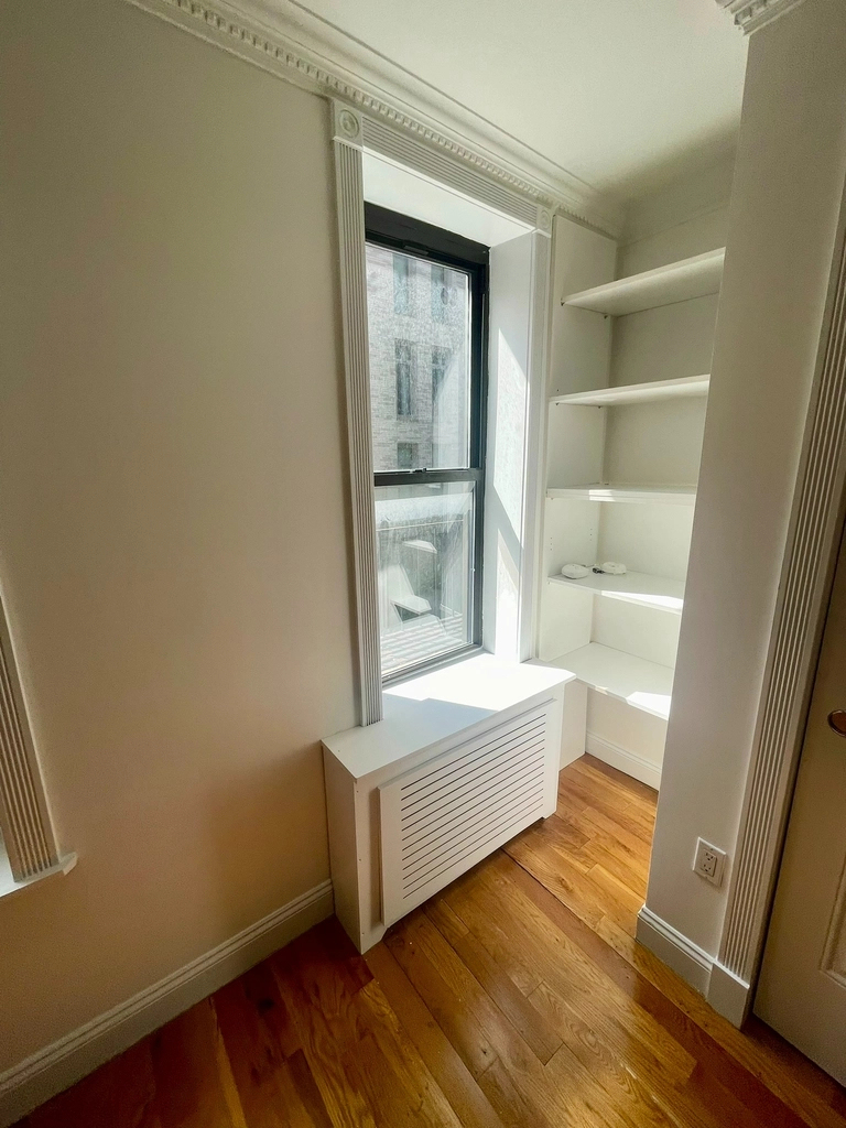 140 East 46th Street, Midtown East - Photo 4