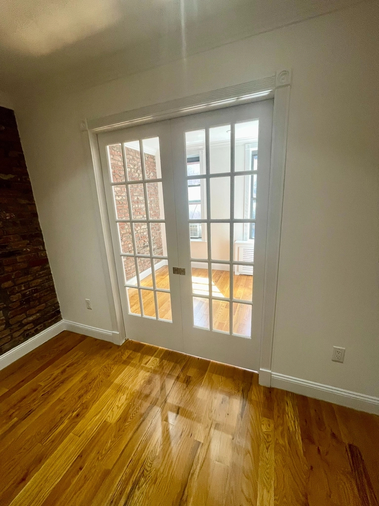 140 East 46th Street, Midtown East - Photo 2