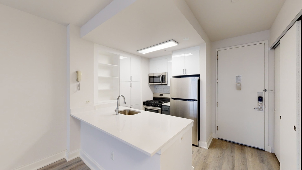 10 Hanover Square - Photo 1
