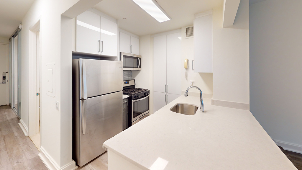 10 Hanover Square - Photo 1