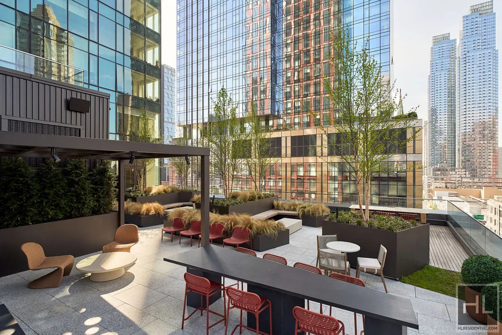 10th Avenue - Photo 4