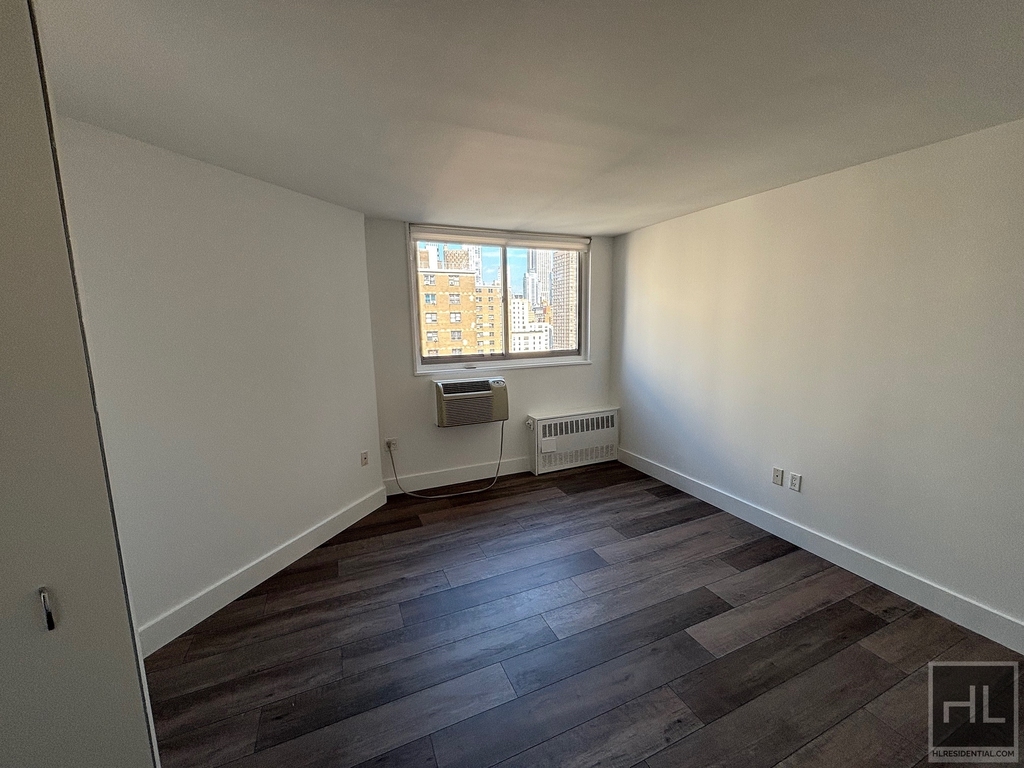 Second Avenue - Photo 1