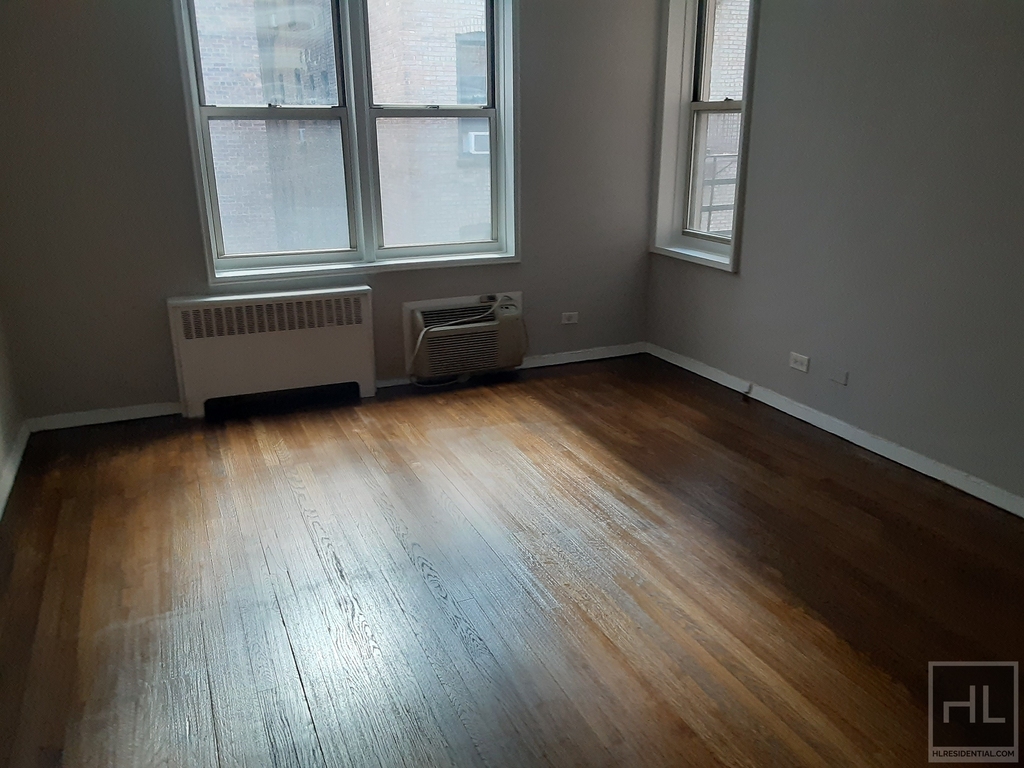 East 58 Street - Photo 1