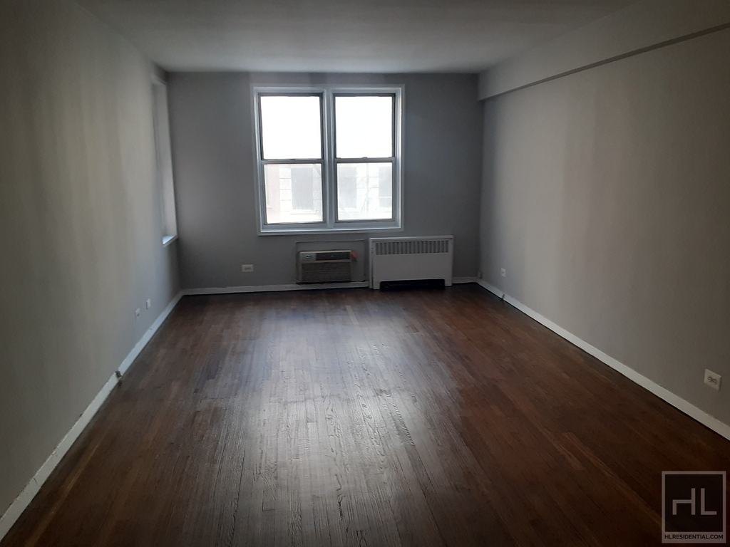 East 58 Street - Photo 0