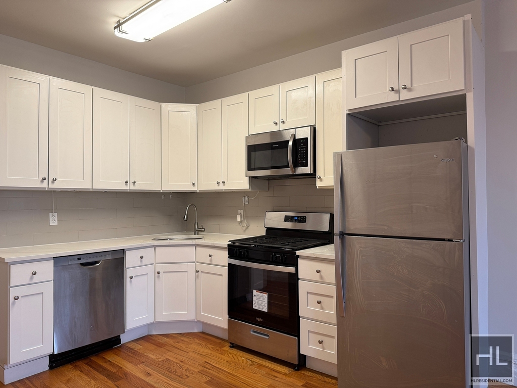 7 Avenue - Photo 0