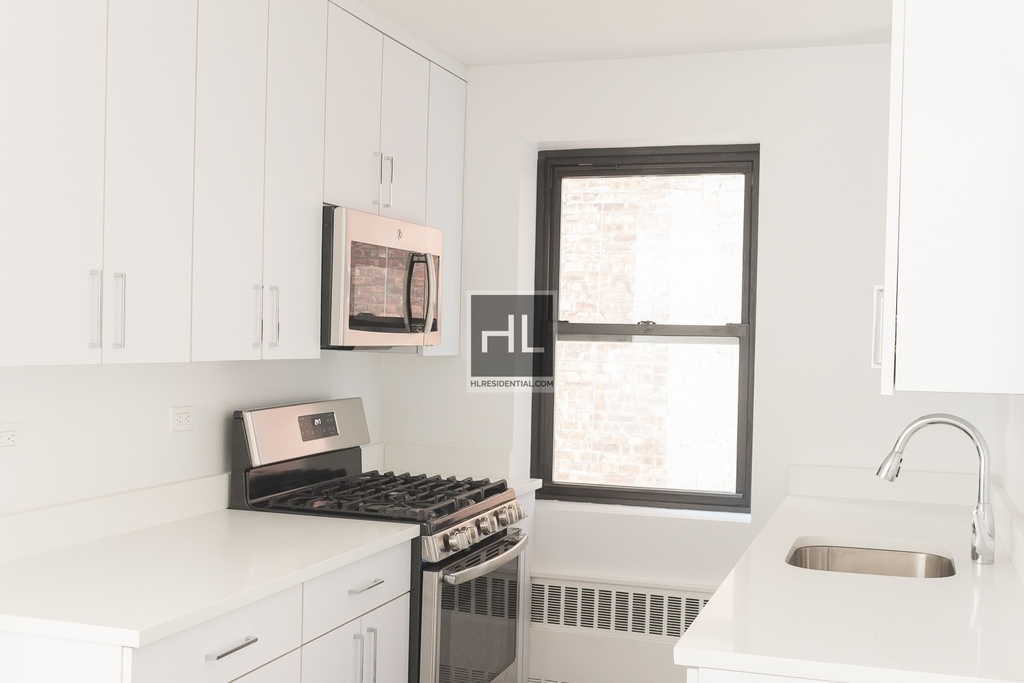 E 16 St - Photo 1