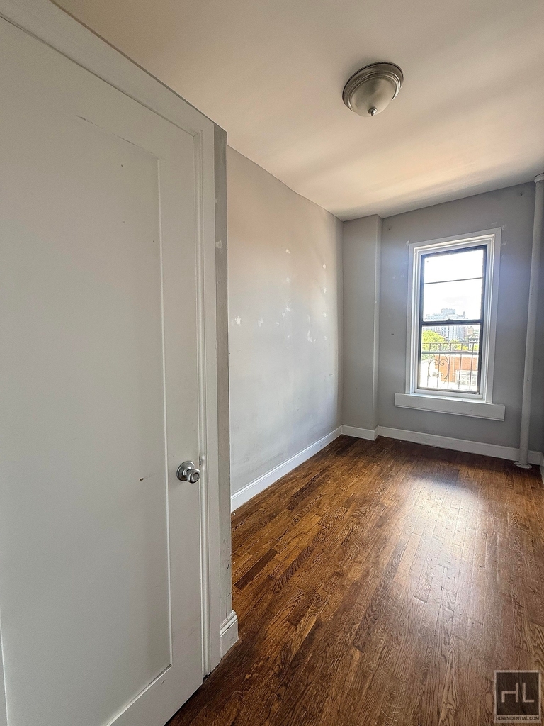 2nd Avenue - Photo 4