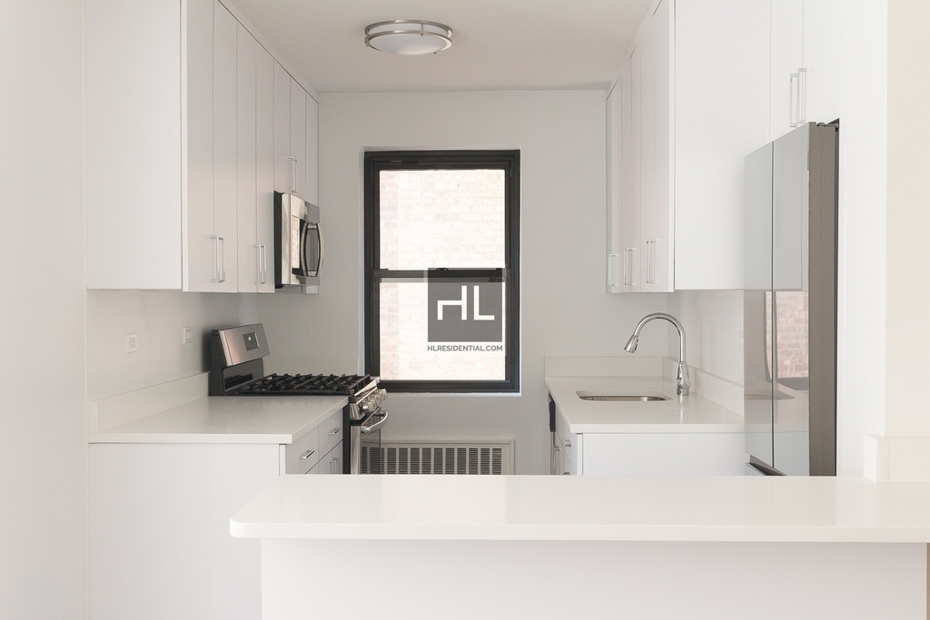 E 16 St - Photo 1