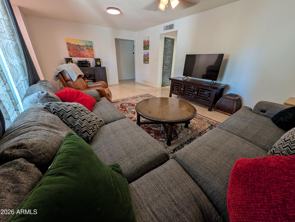 1039 E Larkspur Lane - Photo 2