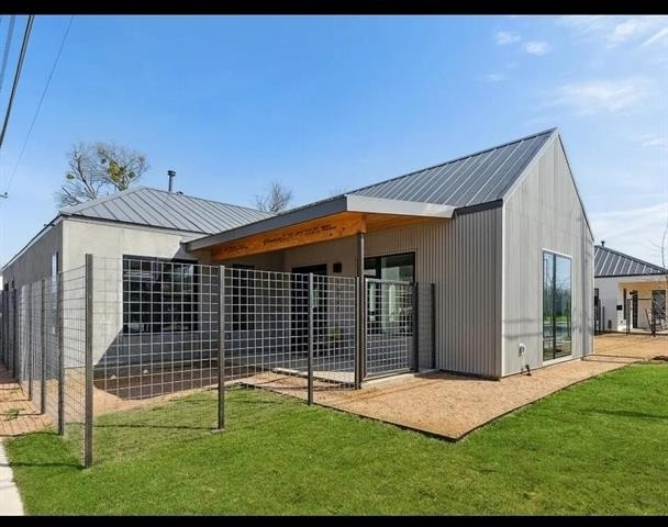 1021 Nomas Street - Photo 0