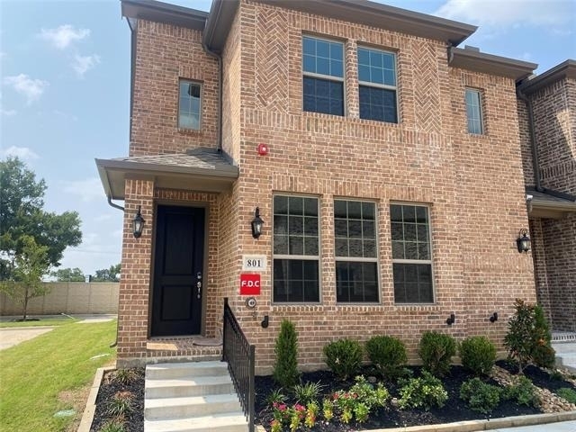 801 Ponds Edge Lane - Photo 0