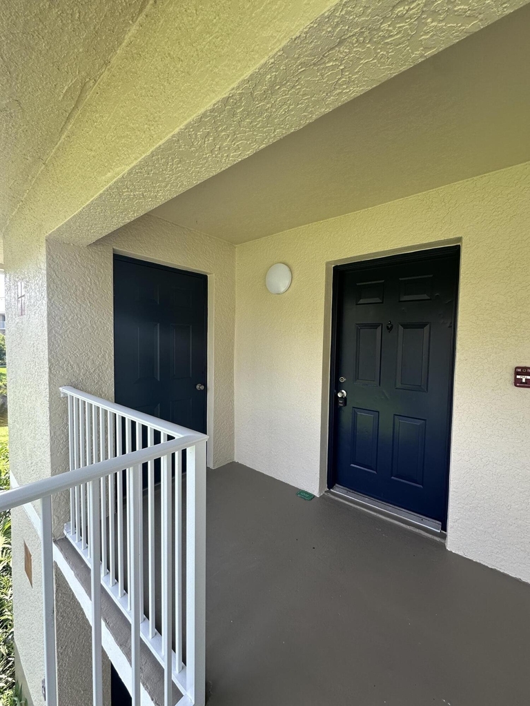 141 Sw Palm Drive - Photo 0