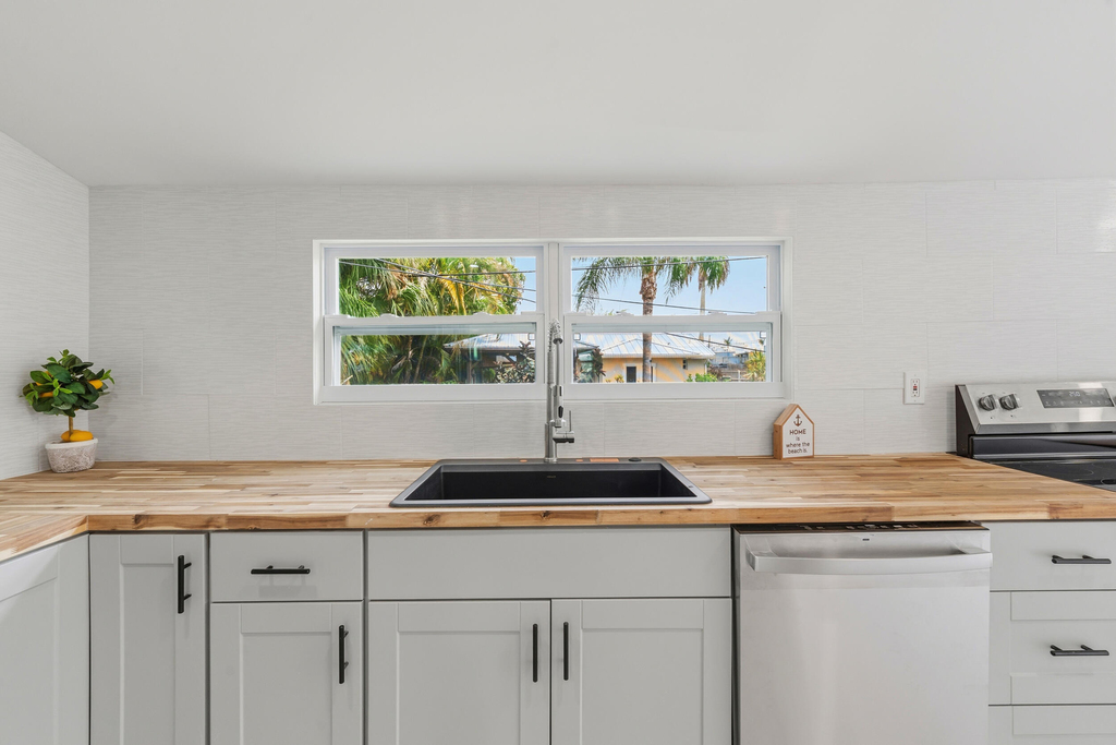 1566 Nw 9th Avenue - Photo 11