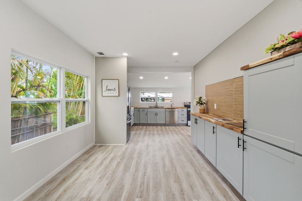 1566 Nw 9th Avenue - Photo 8