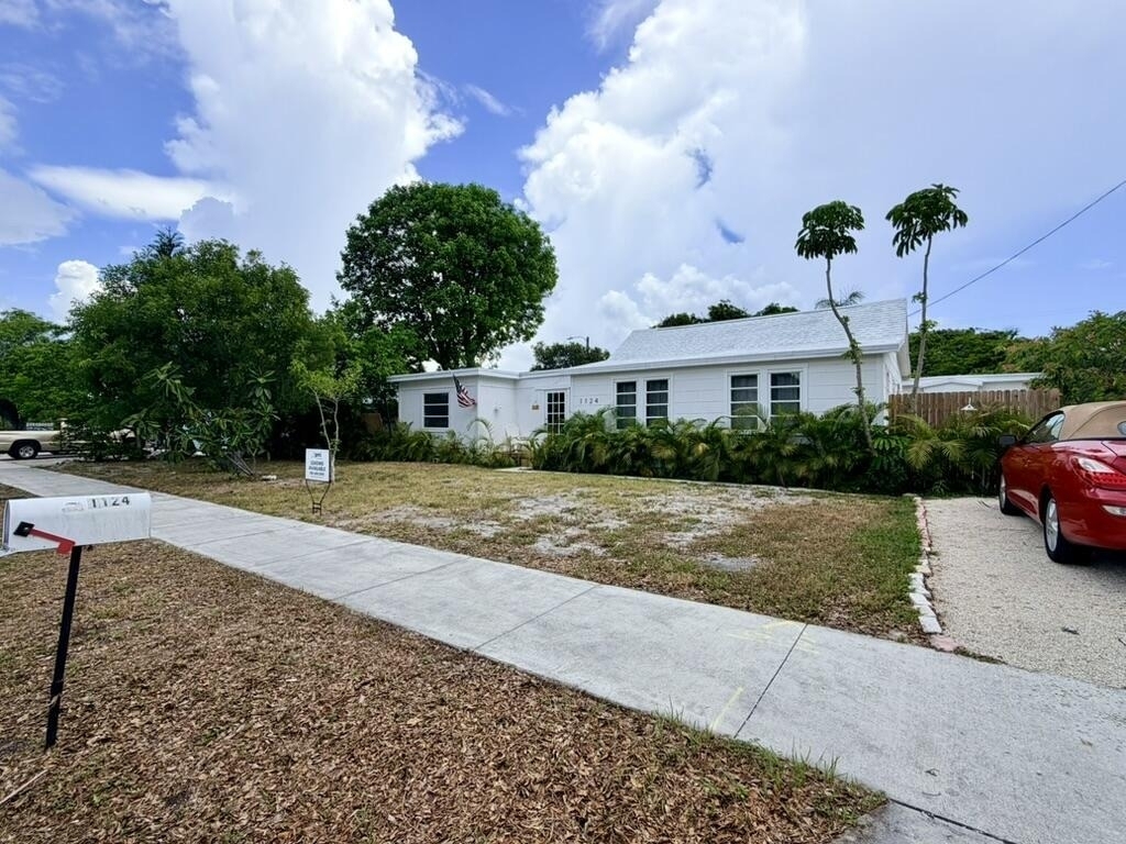 1124 18th Avenue N - Photo 1