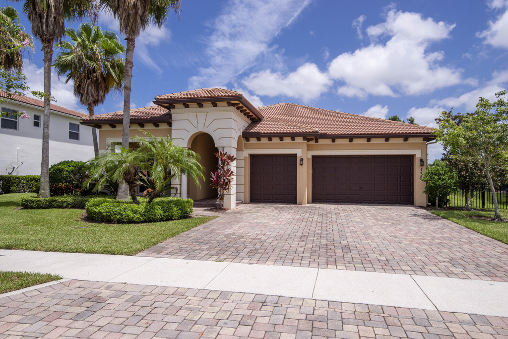 172 Manor Circle - Photo 0
