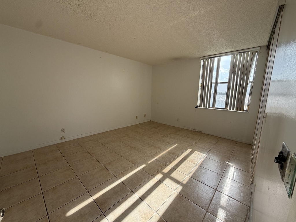 112 Lake Emerald Drive - Photo 5