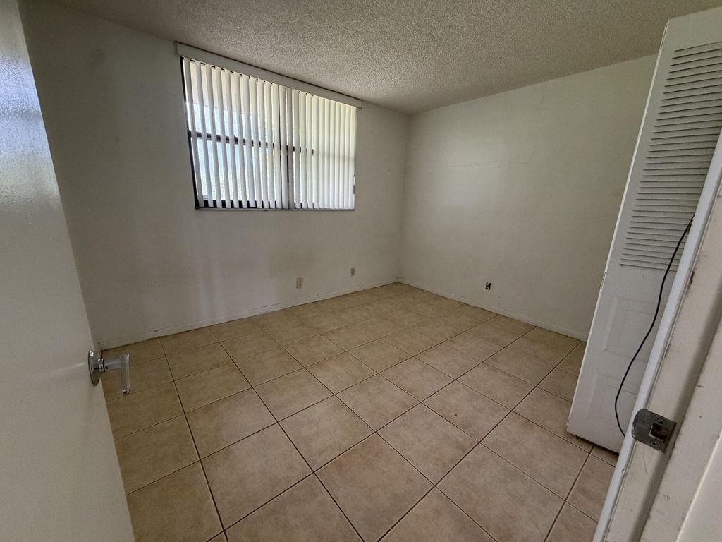 112 Lake Emerald Drive - Photo 3