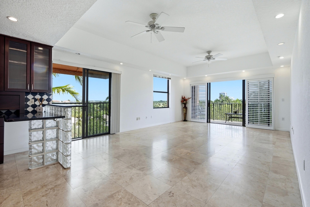 1640 Presidential Way - Photo 3