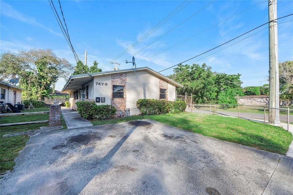747 Nw 14th Way - Photo 9