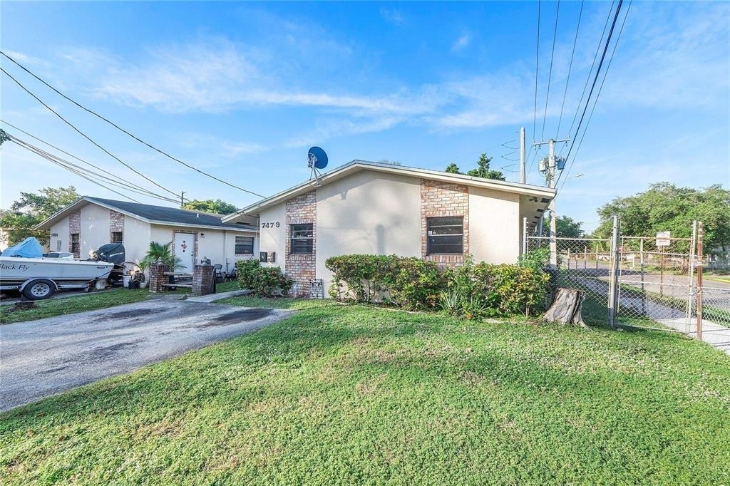 747 Nw 14th Way - Photo 0