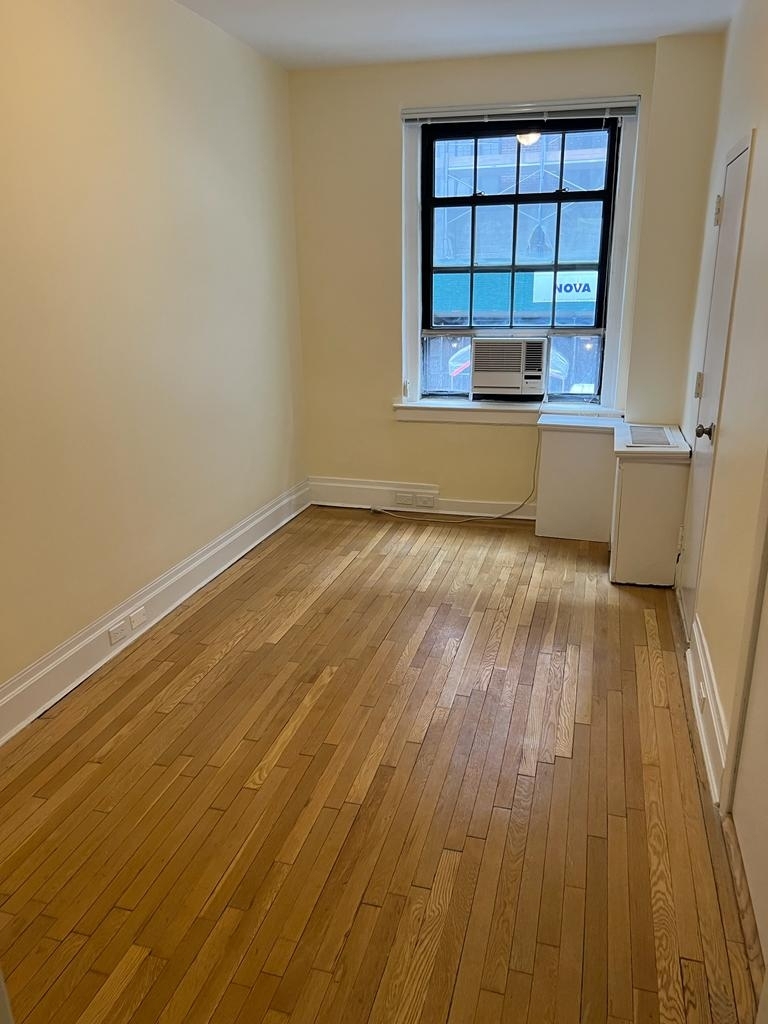 East 63rd Street - Photo 6