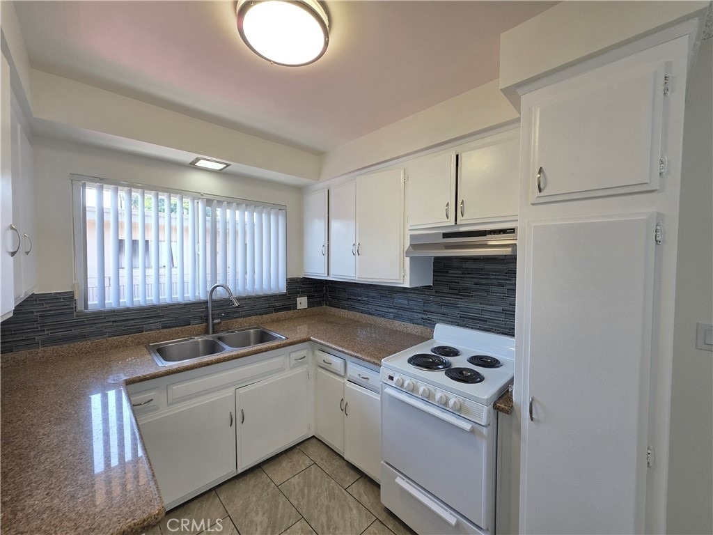 15436 Vanowen - Photo 4