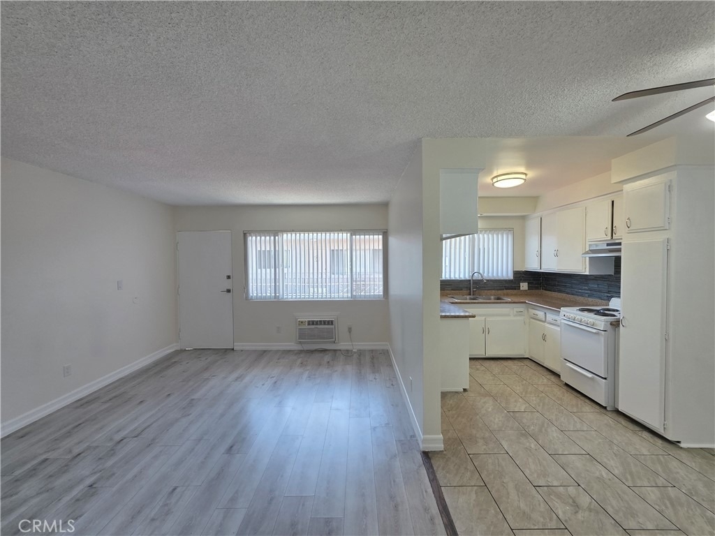 15436 Vanowen - Photo 1