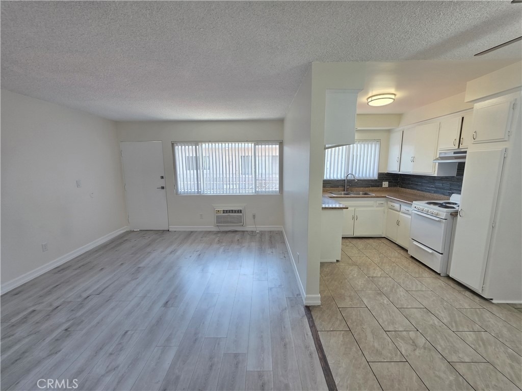 15436 Vanowen - Photo 0