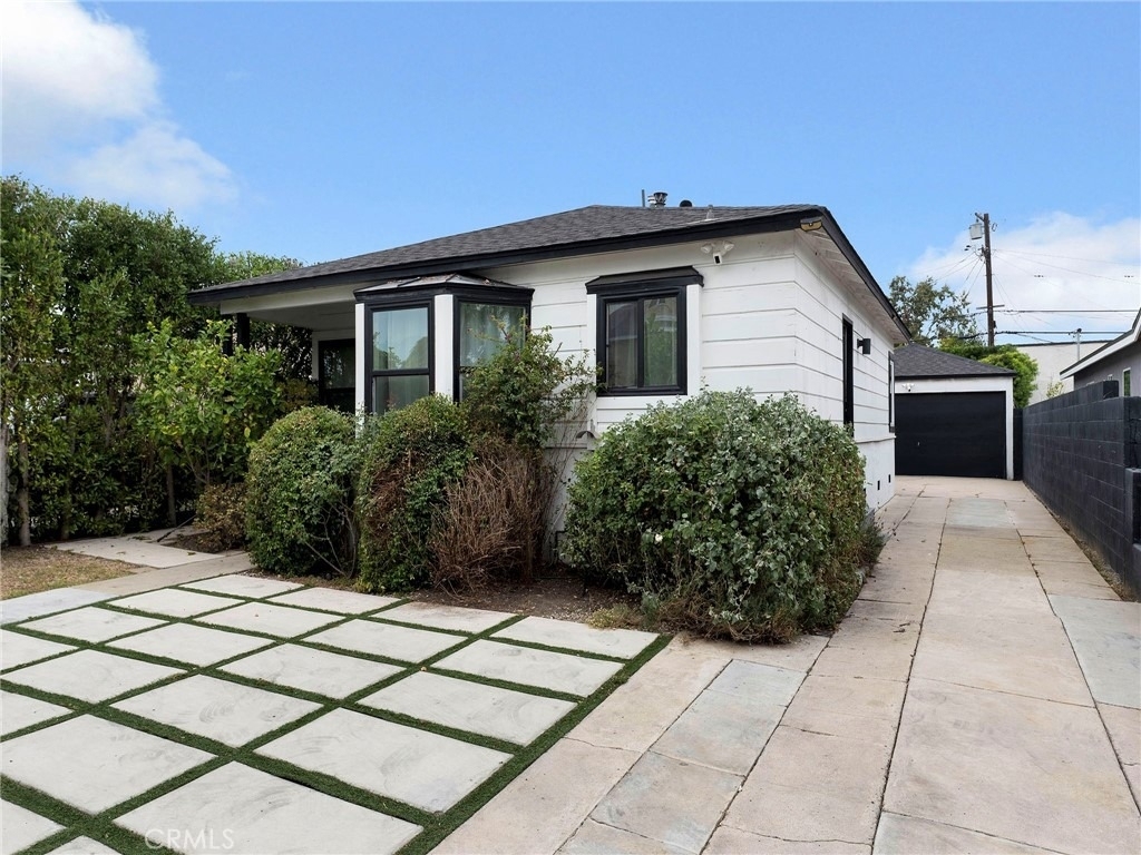 1021 E 65th Street - Photo 4