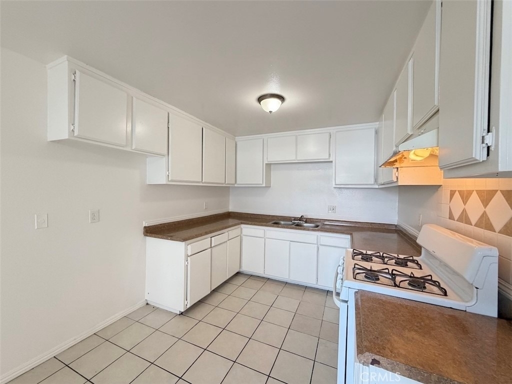 1056 E Phillips - Photo 2