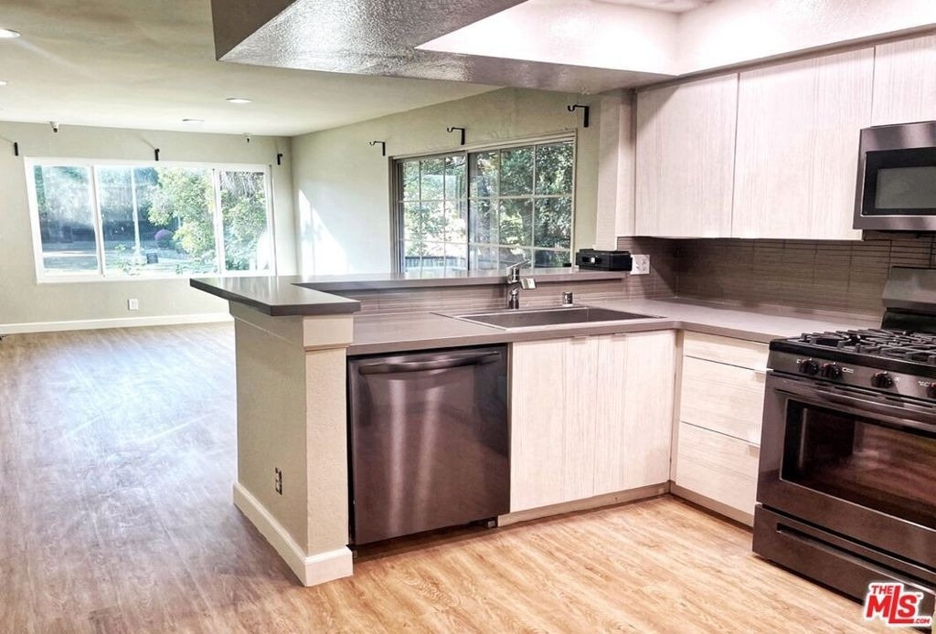 7327 Willoughby Avenue - Photo 1
